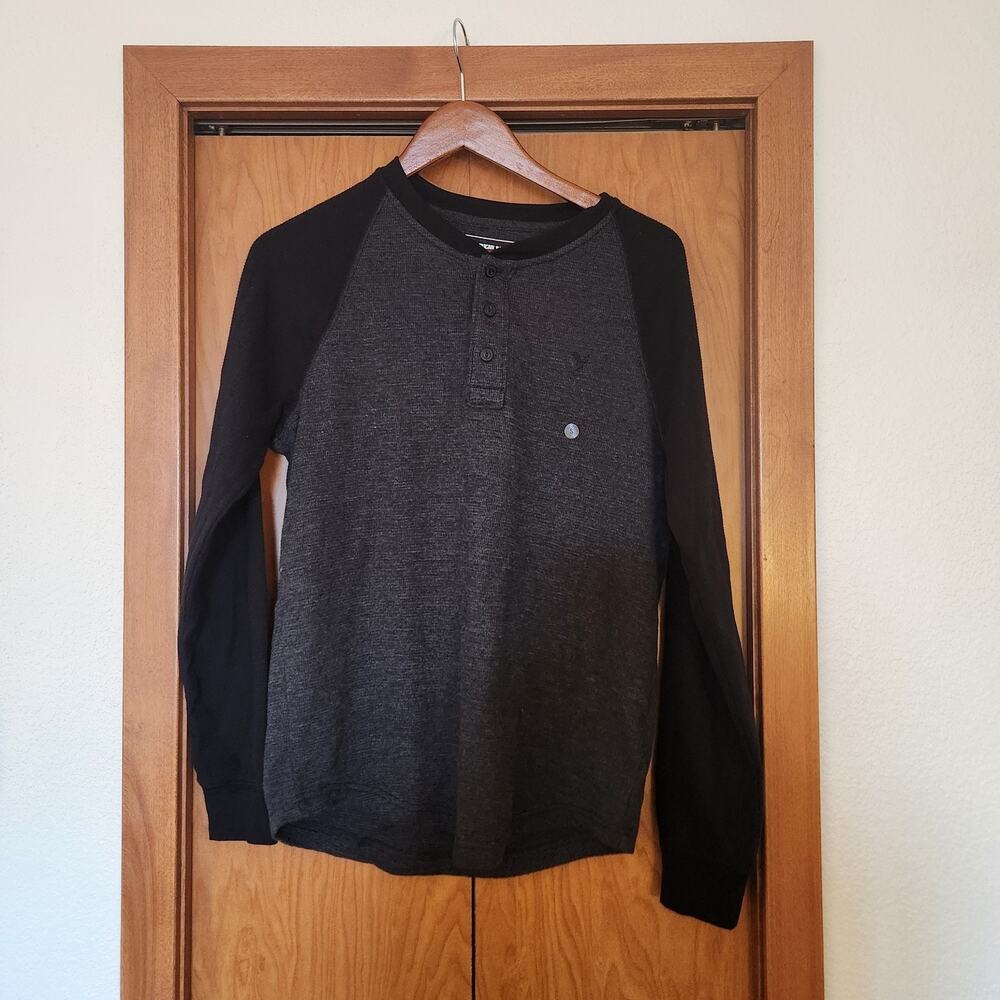NWOT. American Eagle Mens Henley Shirt Long Sleeve . Grey And Black. S
